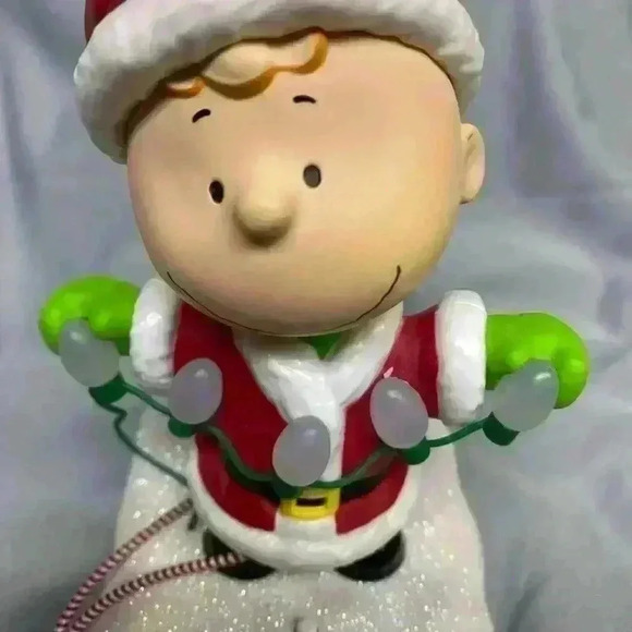 Hallmark 2015 Peanuts Gang Christmas Music and Light Show featuring Linus NWT - Picture 3 of 16